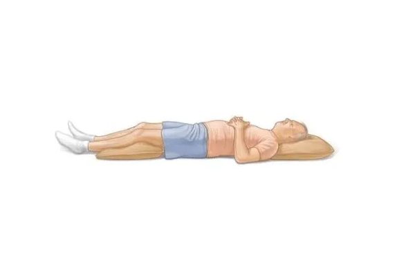 1,仰卧位仰卧位,即平躺,睡觉时可以在腰骶部和膝关节部位放置一个薄枕